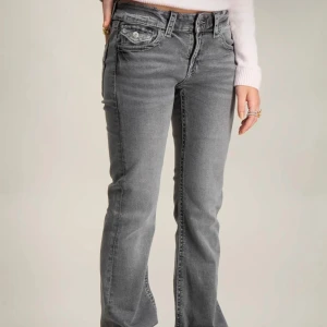 Gråa bootcut jeans med broderade fickor💗 - Gråa bootcut jeans med broderade fickor från Gina Young. Jättefina!