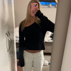 Svart offshoulder stickad tröja - Säljer denna eftertraktade stickade svarta tröja i jätte bra skick!!❤️❤️Storlek S 