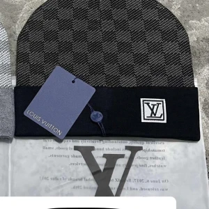 En svart mössa - En jätte fin svart mössa, för endaste 150kr.