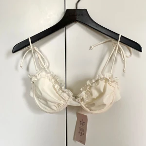 Bikini Nelly - Jättefin oanvänd binini från Nelly med prislappen kvar, säljes då jag missat returdatum! Strl 70B men passar även 75A-B.  