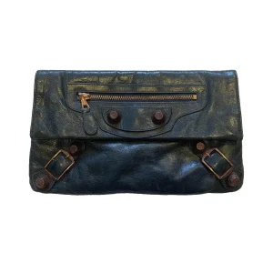 balenciaga motocross envelope clutch handväska - bra begagnat skick. lätt slitage men inget som syns tydligt. lammskinn. tillverkad i Italien. 28x18 cm. serienummer: 173084.502752