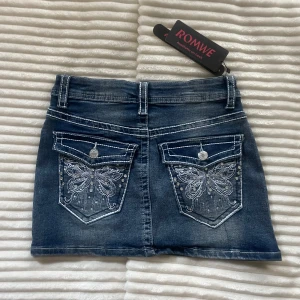 Kort jeanskjol - Säljer denna oanvända lågmidjade jeanskjol då den är lite för liten för mig. Pris går att diskutera