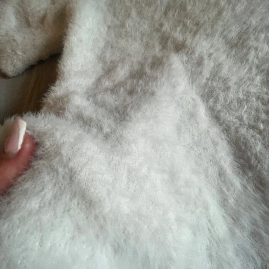 Vit fluffig stickad tröja - 1