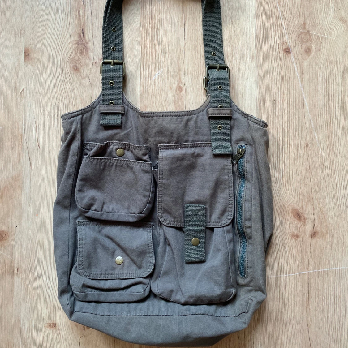 Grön axelväska med fickor