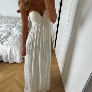 Vit långklänning - Så fin långklänning från nakd🌸 bra skick utöver att den e lite smutig allra längst ner