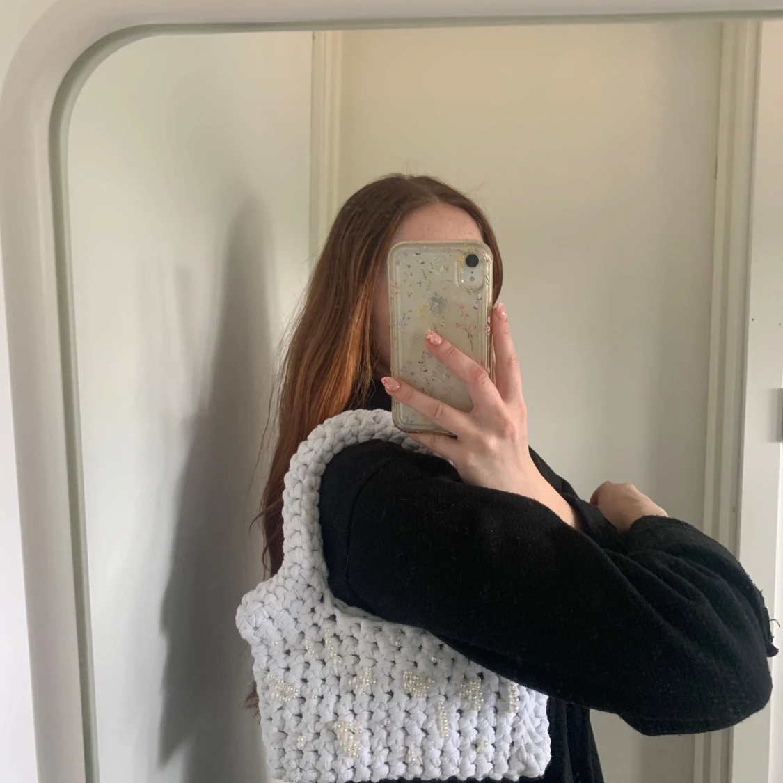 Handvirkad vit axelväska med pärlor - 2