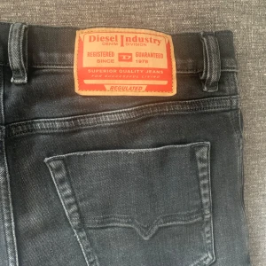 Jeans. Diesel.  - Jeans från Diesel i nyskick. Inga defekter.  Stilrena & passar till de mesta.  Använda 2 gånger.  Tveka inte på att skriva vid frågor / bud.  Fynda! 