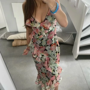 blommig klänning - superfin blommig klänning från Zara i storlek XS. aldrig kommit till användning och köptes i tyskland för länge sen. jag är 164 cm o den går inte ända ner till marken för mig. org pris ca 650 kr