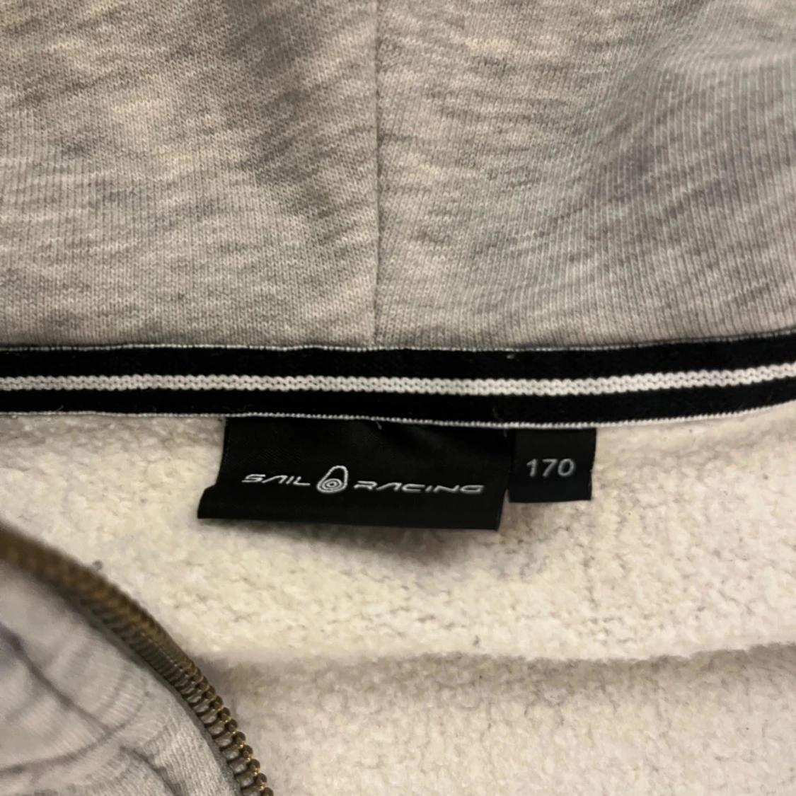 Grå hoodie från Sail Racing - 2