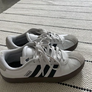 Adidas sneakers - Sneakers från adidas som ej kmr till användning längre, lite slitna där vid hälen som man ser på bilden men annars fina!🩷köpta för 799kr