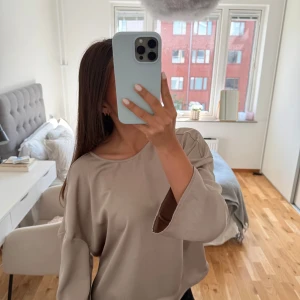 Satinblus - Super fin champagne färgad blus i satinliknande material. På sista bilden syns ett litet, ganska omärkbart, mörkare areal. Använd 2 gånger.