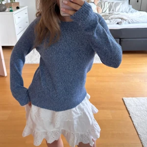 Blå stickad tröja från Vero Moda - Mysig stickad tröja från Vero Moda i storlek XS. Super skönt och mysigt material och tröjan är oanvänd.💞