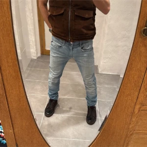 Replay jeans  - Säljer nu dessa Replay jeansen i modellen Anbbas (slim fit) jeansen är i mycket bra skick. Storlek W31 L32. Priset inte hugget i Sten skriv vid frågor eller funderingar 