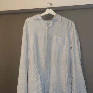 A days march - linneskjorta (ljusblå) - Säljer nu denna sjukt snygga o knappt använda linneskjorta (ljusblå) i strl M. Super schysst inför sommaren. Skriv vid frågor.