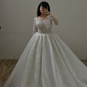 Elegant Bröllopsklänning från Nidua - Använts en gång - Bröllopsklänning i prinsessmodell – storlek 36/38  Säljer min vackra klänning från Nidua, Konya (Turkiet), använd 21 september 2024. Fyrkantig ringning, kristallmönster som glittrar vackert i ljus, stilfull och modest med det lilla extra! Skick: – Använd en gång – Liten skada vid höger arm/handled (lätt att sy) – Lite smuts längst ner (går enkelt att kemtvätta)  Ingår: – Spansk manilla slöja som matchar klänningen vackert (syns på bilderna)  Nypris: 28.500 kr Plats: Botkyrka Pris: Kan diskuteras