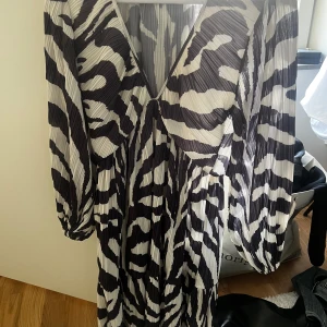 Zebramönstrad långklänning med v-ringning - Jätte fin zebra klänning😍
