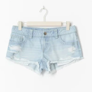 Ljusblå jeansshorts med slitningar - Snygga ljusblå jeansshorts med slitna detaljer och fransig kant. Klassisk femficksmodell med låg midja. Perfekta för varma sommardagar. Helt nya med lappen kvar, helt slut sålda på hemsidan💕