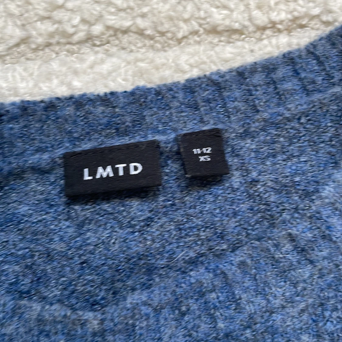 Blå stickad tröja med volangärmar LMTD - 1