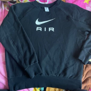 Svart Nike Air sweatshirt L - Svart sweatshirt från Nike. Crewneck, super skönt material. Lite tyngre material. Strl L. Ordinarie pris 1199kr men säljer för 400kr, spris kan diskuteras vid snabb affär😊. Produkt namn: LÄTTVIKTS CREWNECK SWEATSHIRT AIR FRENCH TERRY