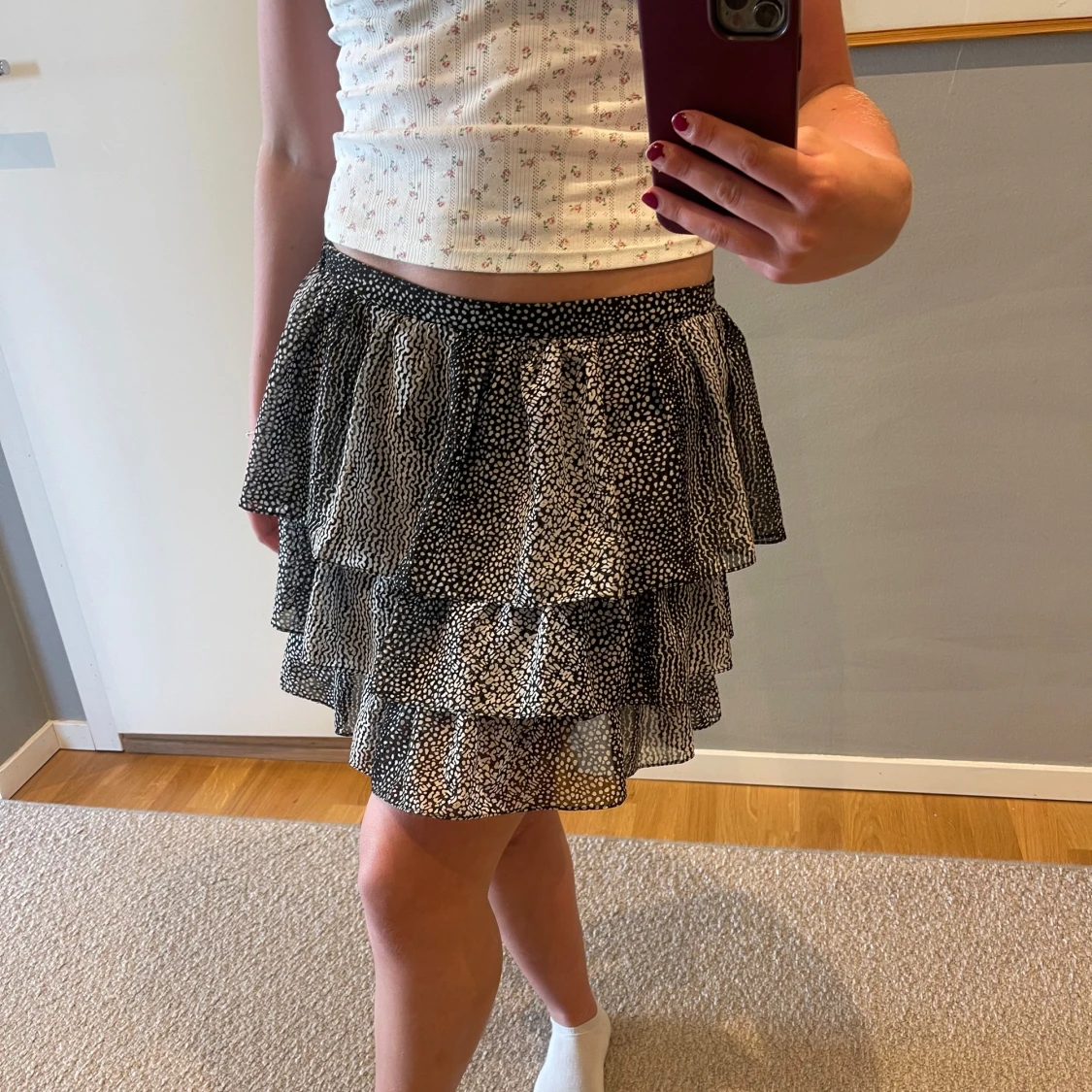 Svartvit volangkjol med småprickigt mönster