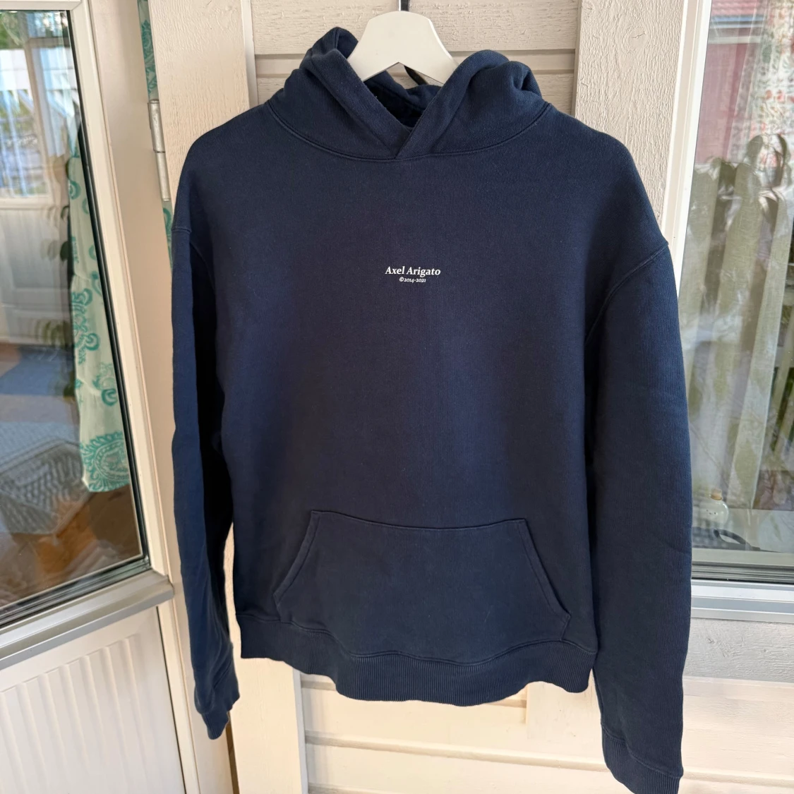 Mörkblå hoodie från Axel Arigato