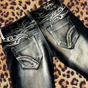 Crazy age jeans lågmidgade  - Säljer dessa galet snygga jeansen. Säljer då inte passar. Köpt för 900kr helt nyskick!! ❤️😍 Tar imot prisförslag!!!! Väldigt lågmidjade storleken är 36 men passar mer som en 34 eller 25w/24w