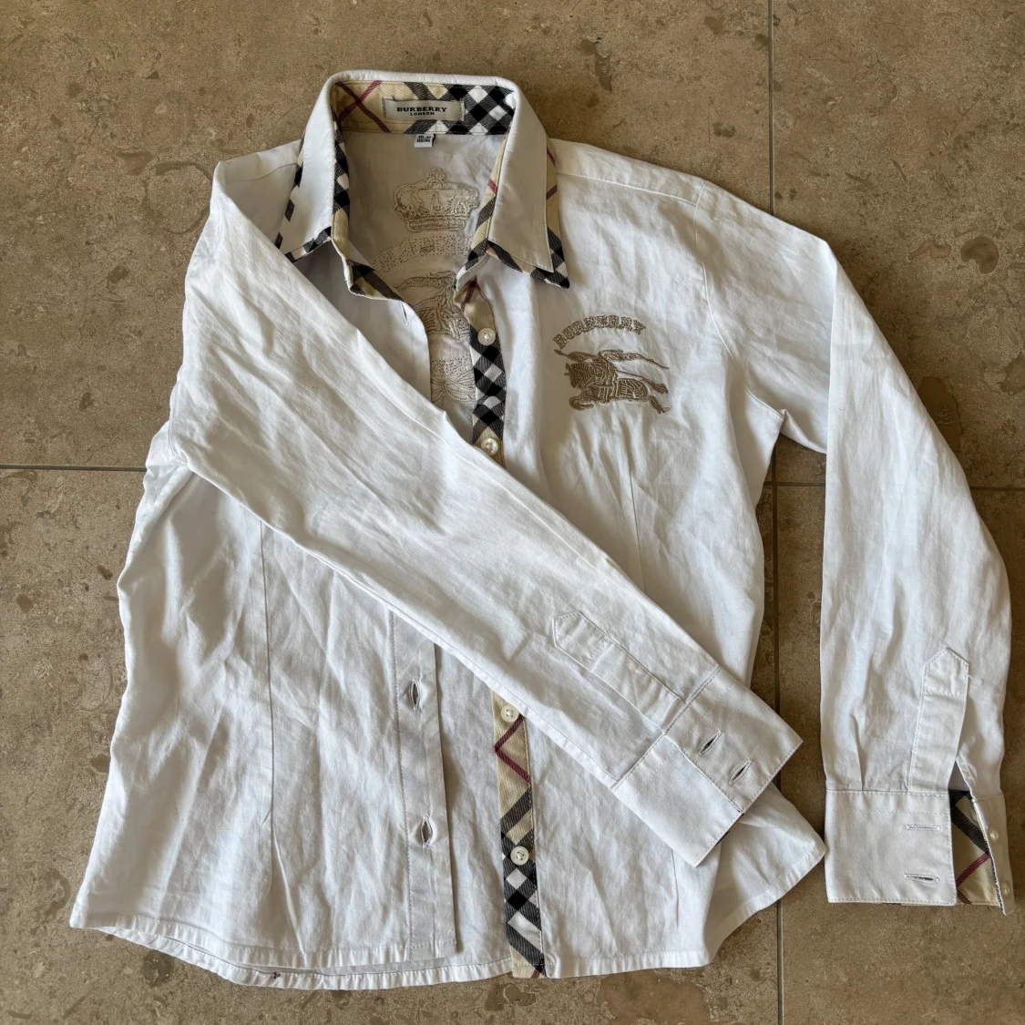 Vit Burberry skjorta med brodyr