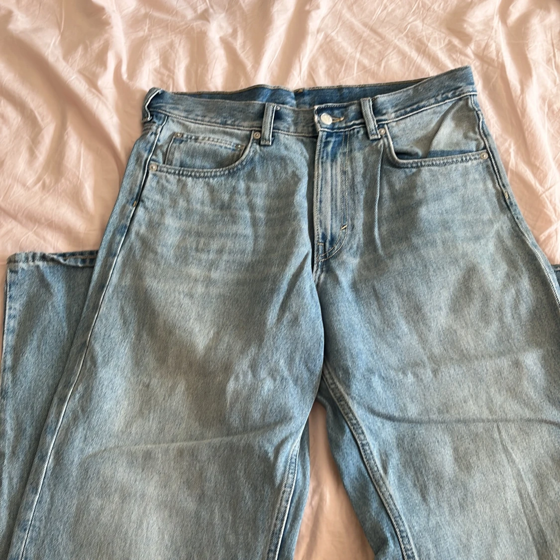 Ljusblå raka jeans från Weekday - 1