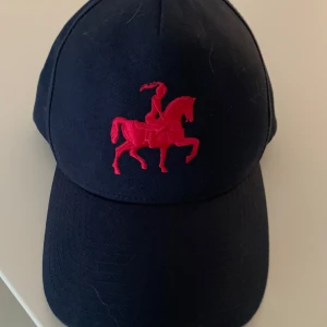 Merch Fröken Snusk  - Snygg keps med Fröken Snusk emblem. Använd enstaka gång. Ställbar baktill.