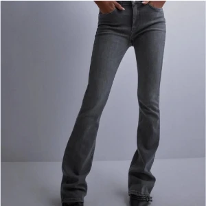 Grå bootcut jeans med medel hög midja från ONLY  - Säljer ett par väldigt fina gråa bootcut jeans med medel hög midja. Jeansen är i fint skick och använda ett fåtal gånger ❣️