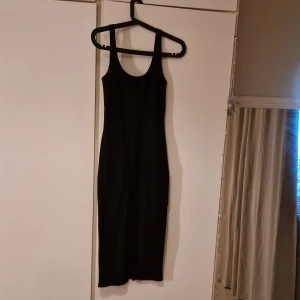  långklänning bikbok - Klänningen är ifrån bikbok men avklippta lappar, tror det är xs. Figurnära och väldigt tajt passform på den☺️fint skick och det är en liten slits längst ned på baksidan (bild 2)🌸🌸går lite nedanför knäna på mig som är 160 ungefär 