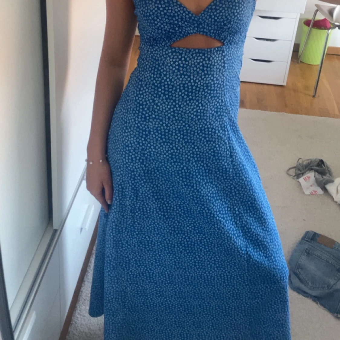 Blå blommig klänning med cut-out - 1