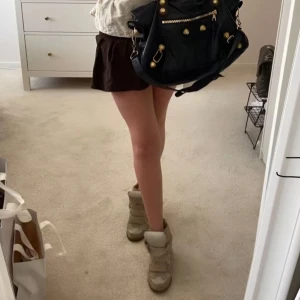 Beige Isabel marants!! - Säljer ett par beige höga sneakers med plattformssula och rund tå. Skorna har flera breda kardborreband framtill och är tillverkade i mocka och syntet. De har en chunky vibe och passar perfekt till streetwear eller en edgy look.