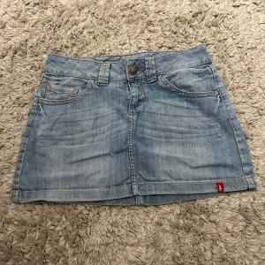 Lågmidjad jeanskjol - Jättesnygg Lågmidjad jeanskjol och alla mått finns bland bilderna