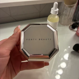 Fenty Beauty Pro Filt'r Banana 03 puder - Fenty Beauty Pro Filt'r Instant Retouch Setting Powder i nyansen Banana 03. aldrig använt då jag fick en likadan i födelsedagspresent. Bara öppnad🩷