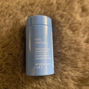 Dermalogica Daily Milkfoliant 4g - Daily Milkfoliant från Dermalogica är ett veganskt, lugnande exfolierande pulver baserat på havre. Kommer i en ljusblå plastförpackning på 4g. Perfekt för att polera huden och stärka fuktbarriären. Enkel att använda – blanda med vatten och massera in.