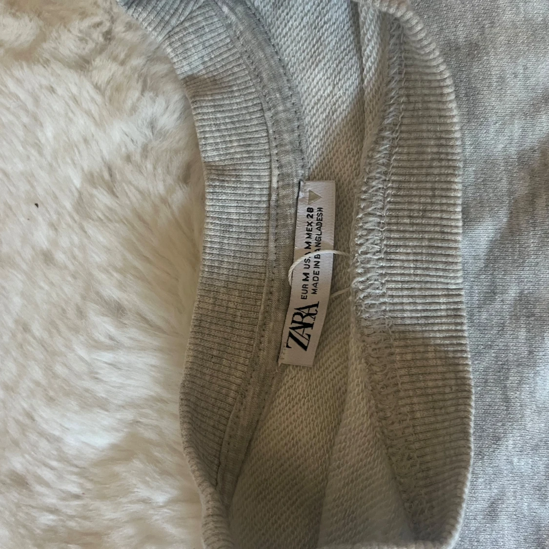 Grå croppad tröja från Zara - 2