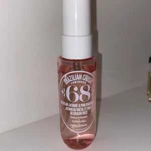 Sol de janeiro parfym 68 - Den populära Sol de janeiro parfymen i nummer 68😍 30ml och endast använd ett fåtal gånger som man kan se på bilden❤️ Skriv för frågor!❤️Säljer massor av andra parfymer och testers på min profil❤️