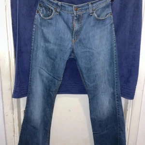 Blå bootcut jeans från Pearson W38 L34 - Snygga blå jeans från Pearson med klassisk bootcut-passform. Jeansen har fem fickor, gylf med dragkedja och knapp samt kontrastsömmar. Tillverkade i jeansmaterial med en skön känsla och lätt slitning på benen.