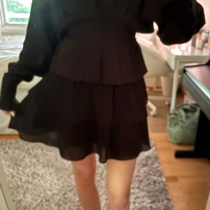 Svart volangkjol - Superfin svart volangkjol med bred smockad resår i midjan. Går att vika ner midjebandet så att den blir lågmidjad <3