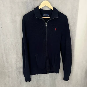 Ralph Lauren fullzip - Riktigt soft raffe fullzip. Storlek M, marinblå. Modellen är 185. Fint skick 
