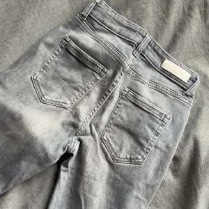 Gråa bootcut jenas - Gråa bootcut jeans från only. Skriv för fler bilder eller frågor🫶🏼