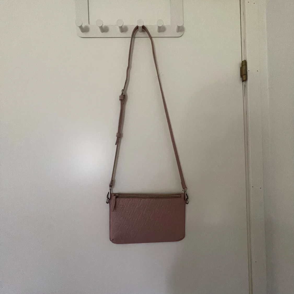 Rosa axelväska från carin wester