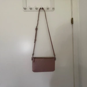 Rosa axelväska från carin wester  - Säljer denna fina rosa axelväska då den inte används längre. Jätte fint skick och bara använd ett fåtal gånger.🩷