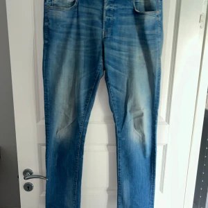 G-star Jeans 3301 - Säljer ett par jeans från märket G-star. Modell 3301 med blå färg och avsmalnande passform. Storlek 34/34