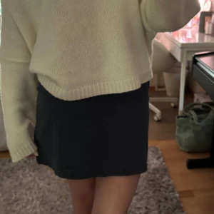 Mörkblå kortkjol med knappar - Snygg mörkblå kortkjol i mjukt stretchigt material med svarta knappar <3