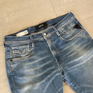 Replay Anbass jeans  - Säljer nu dessa Replay Anbass jeans, skriv för fler bilder/frågor🙌🏼