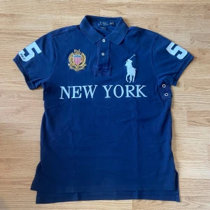 Ralph Lauren New York Polo / Pike - !skicka bud för snabb affär! Fet Ralph lauren New York pike, storlek M i jätte bra skick. En av de få äkta på plick. Skriv om ni undrar någonting 📲💯