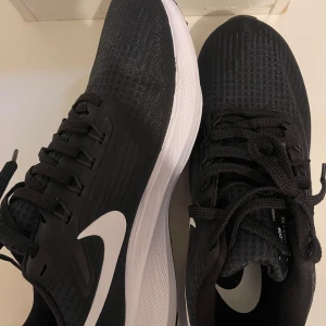 Nike skor - Nike air zoom, storlek 40. Skorna är i ett super bra skick. 