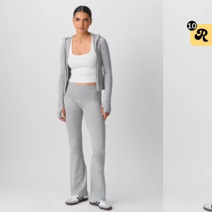 Yoga pants - Säljer mina grå yoga pants då dom ej kommer till användning längre. Har även ett par vita i samma storlek💕💕
